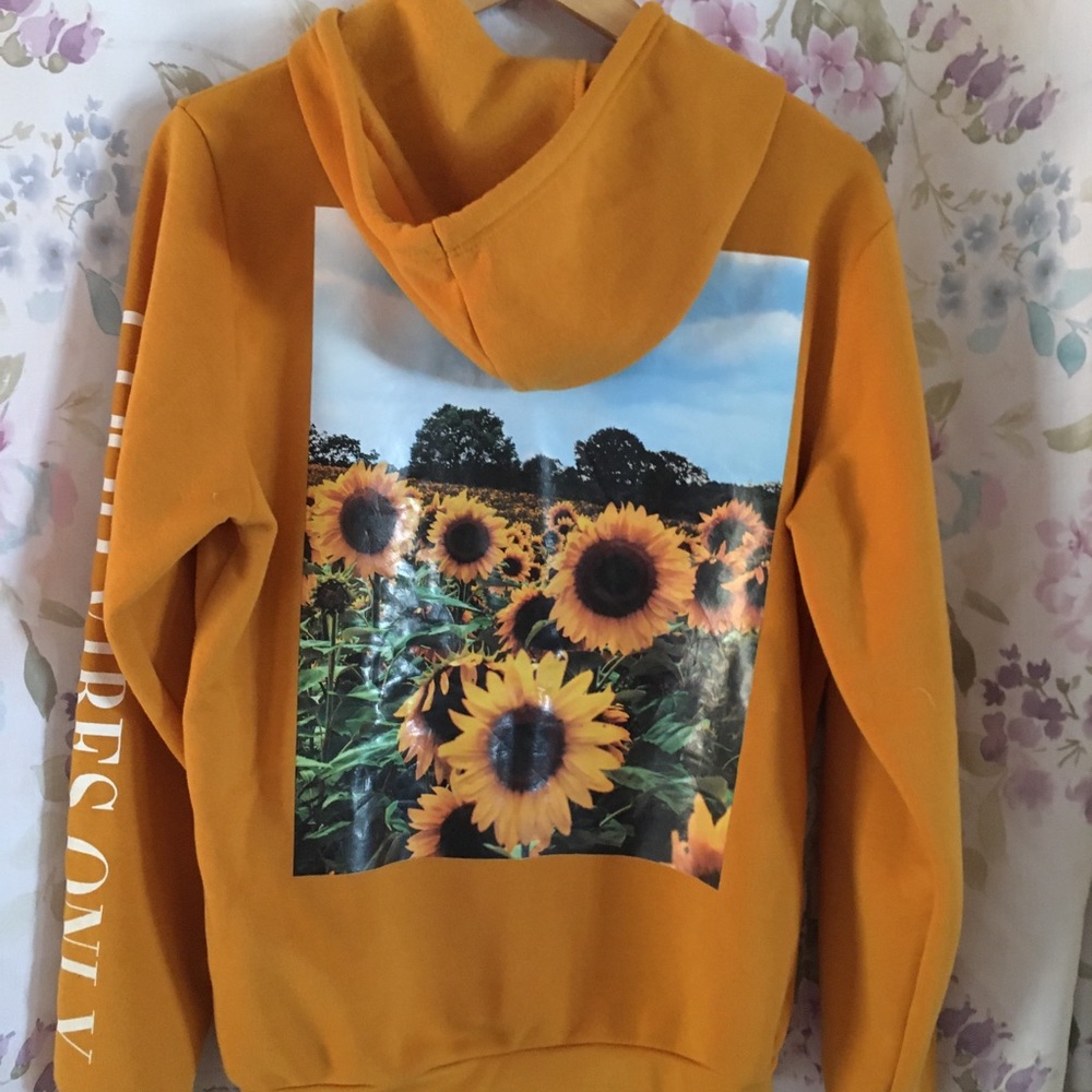 ☀️Lot of Hoodie Sweatshirt and Sun Lavabead Bracelet☀️